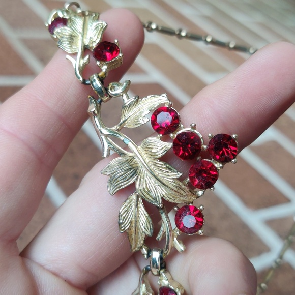 🍒 Vintage Coro Pegasus Red Crystal Necklace - Picture 11 of 11